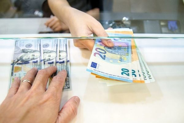 تلاطم بازار ارز ناشی از چیست ؟ / دلار تا کجا نوسان دارد ؟